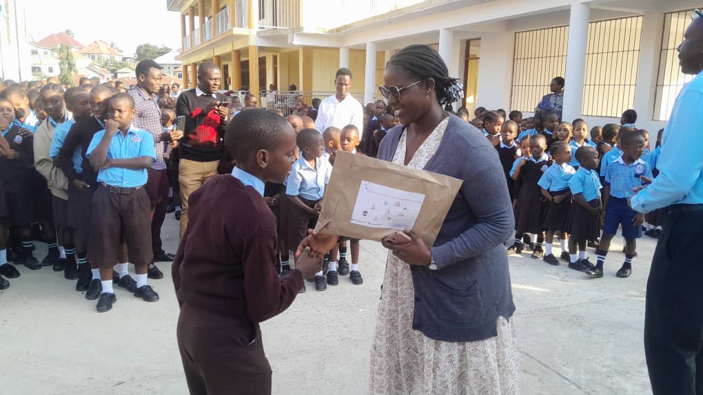 Davis Shoo with Teacher, Lusasaro